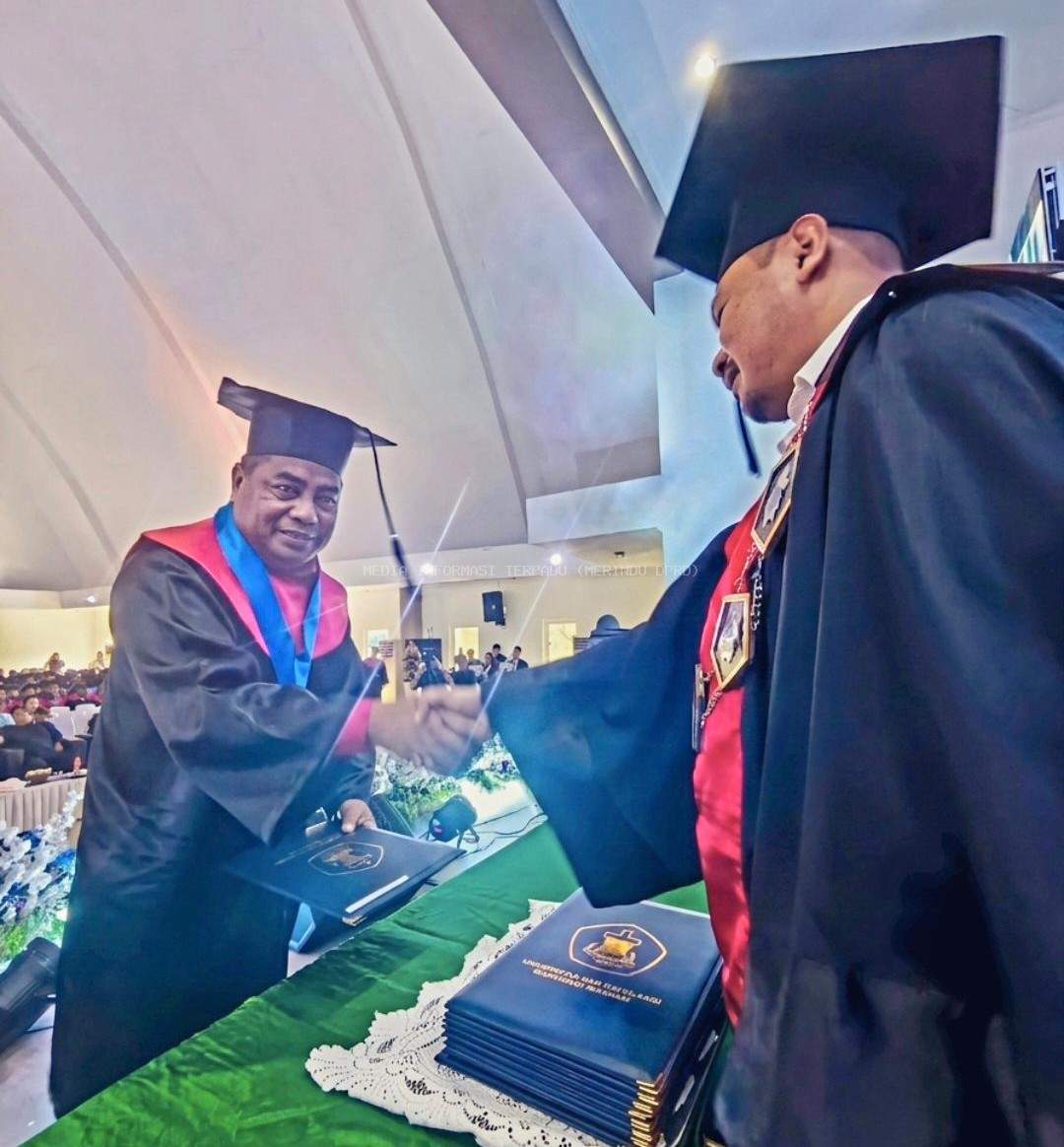 Benhur Watubun Resmi Sandang Gelar Sarjana Hukum